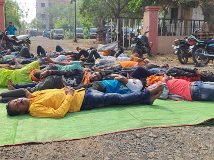 The municipal corportion workers sleeping protest buldhana khamgaon | घंटागाडी कामगारांच्या झोपो आंदोलनामुळे पालिकेची उडाली झोप!