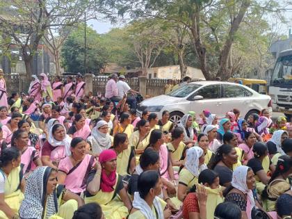 Anganwadi workers march in Mumbai, block road in Kolhapur | अंगणवाडी कर्मचाऱ्यांचा मुंबईत मोर्चा; कोल्हापुरात रस्ता रोको