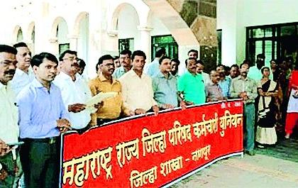 Nagpur Zilla Parishad employees staged agitation | नागपूर जिल्हा परिषद कर्मचाऱ्यांचा घंटानाद