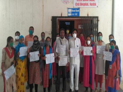 Unique movement by donating blood in the name of government | शासनाच्या नावे रक्तदान करून अनोखे आंदोलन Unique movement by donating blood in the name of government | शासनाच्या नावे रक्तदान करून अनोखे आंदोलन