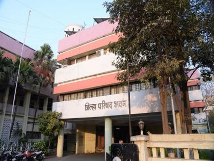 The roof of the Sarva Shiksha Abhiyan office of Jalgaon District has come down | जळगाव जि.प.च्या सर्व शिक्षा अभियान कार्यालयातील छताचा भाग निखळला