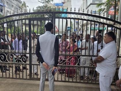 The Chief Executive Officer of Sangli Zilla Parishad closed the gate to employees who were coming to the office after office hours | Sangli: रमतगमत कर्मचारी आले.. सीईओंनी गेटच बंद केले The Chief Executive Officer of Sangli Zilla Parishad closed the gate to employees who were coming to the office after office hours | Sangli: रमतगमत कर्मचारी आले.. सीईओंनी गेटच बंद केले