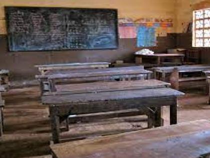 Beed: Shripat Antarwala Villagers catch principal drinking alcohol in school classroom at 10 am | Beed: सकाळी १० वाजताच शाळेतील वर्गात दारू पिताना मुख्याध्यापकाला ग्रामस्थांनी पकडले Beed: Shripat Antarwala Villagers catch principal drinking alcohol in school classroom at 10 am | Beed: सकाळी १० वाजताच शाळेतील वर्गात दारू पिताना मुख्याध्यापकाला ग्रामस्थांनी पकडले