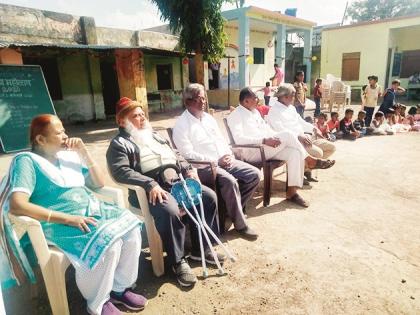 The old couple impressed by seeing the unity and progress of the village; 10 computer gifts to the school after the visit | गावाची एकी, प्रगती पाहून वृद्ध दाम्पत्य भारावले; भेटीनंतर शाळेला दिले १० संगणक भेट