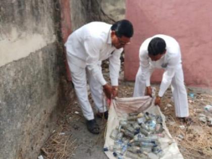 Two bags of alcohol bottles of garbage found in Girls Zilla Parishad School | मुलींच्या जिल्हा परिषद शाळेत निघाला दोन पोते दारूच्या बाटल्यांचा कचरा