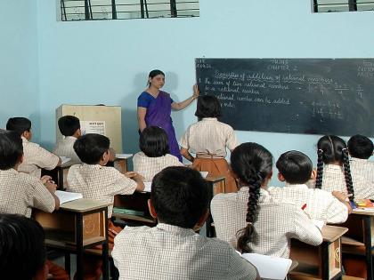 Two teachers to teach two students in the primary school at Nandari Dhangarwada No. 1 in Shahuwadi taluka of Zilla Parishad | शाहूवाडीत दोन विद्यार्थ्यांना शिकवण्यासाठी दोन शिक्षक, जिल्हा परिषदेतील शाळेतील चित्र