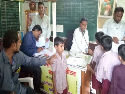 Aarthe Zilla Parishad School Program: The weight of the student is done every month | आष्टे जिल्हा परिषद शाळेचा उपक्रम : दर महिन्याला केले जाते विद्याथ्र्याचे वजन