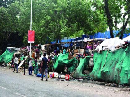 Administration failure to remove huts on footpaths | पदपथांवरील झोपड्या हटवण्यात प्रशासन अपयशी