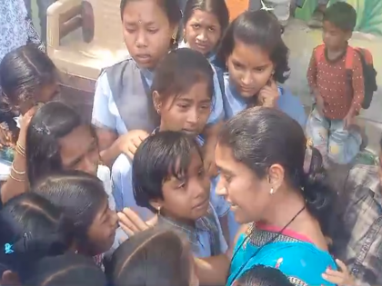 ZP school's favorite teacher gets transferred, students tear up as bid farewell | झेडपी शाळेतील आवडत्या शिक्षिकेची बदली झाली, निरोप देताना विद्यार्थ्यांना अश्रु अनावर