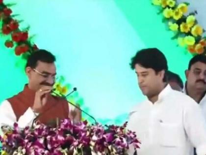 Madhya Pradesh BJP internal Politics? jyotiraditya scindia 'grabbed' the mic from the state president VD Sharma; Chief Minister kept watching on Stage | Video: मध्य प्रदेशमध्ये सारे काही आलबेल? ज्योतिरादित्य शिंदेंनी प्रदेशाध्यक्षांकडून माईक 'हिसकावला'; मुख्यमंत्री पाहतच राहिले...