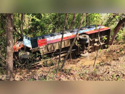 st bus had accident near Bhavani in Melghat; 64 passengers were saved by the tree | मेळघाटात भवईजवळ अपघात; झाडामुळे बचावले ६४ प्रवासी