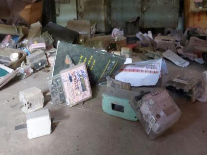 Eight hours of power outage, angry citizens vandalized the substation in the middle of the night | आठ तास वीज गुल, संतप्त नागरिकांनी मध्यरात्री केली उपकेंद्राची तोडफोड