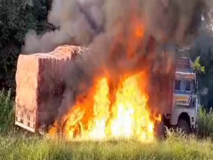 The tire of the running truck exploded causing a huge fire; 35 tons of sugar was burnt along with the truck | धावत्या ट्रकचा टायर फुटून उडाला जोरदार भडका; ट्रकसह ३५ टन साखरेची राख