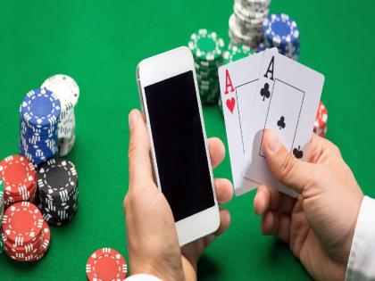 Four arrested for online gambling, 1.56 lakh worth of valuables seized | ऑनलाईन जुगार चालविणाऱ्या चौघांना अटक, १.५६ लाखांचा मुद्देमाल जप्त