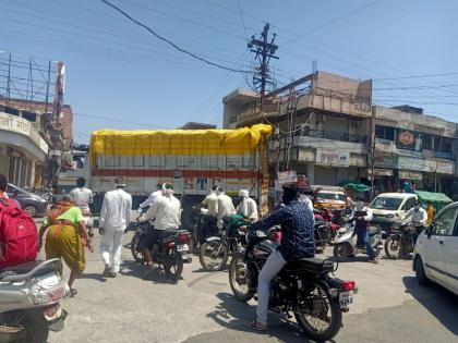 Relaxsacation in Curfue; Citizens crowded in Washim's market | शिथिलता मिळताच वाशिमच्या बाजारपेठेत नागरिकांची झुंबड !