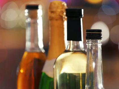 Illegal sale of liquor from home, pretty diwan, bottles of country liquor hidden in cupboards | घरातूनच अवैध दारूविक्री, चक्क दिवाण, कपाटात लपविल्या देशी दारूच्या बाटल्या