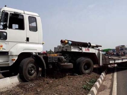 The highway took two hours after breathing; Deletion of vehicle with the help of two cranes | महामार्गाने दोन तासांनंतर घेतला मोकळा श्वास; दोन क्रेनच्या मदतीने वाहन हटविले