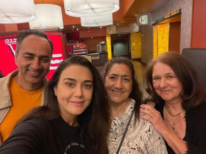 Actress Preity Zinta watched The Kashmir Files with her entire family, a must-see movie | अभिनेत्री प्रीती झिंटाने संपूर्ण कुटुंबासोबत पाहिला The Kashmir Files, म्हणाली-आवर्जून पाहावा असा सिनेमा