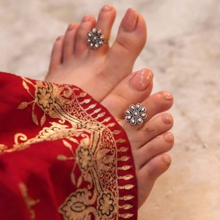 जोडव्यांच्या स्टायलिश डिझाइन्स, पाहा लेटेस्ट पॅटर्न- तुमचे पाय दिसतील अधिक  सुंदर-देखणे - Marathi News | Silver Toe Ring Designs : Silver Toe Rings  Designs unique, simple Toe Rings ...
