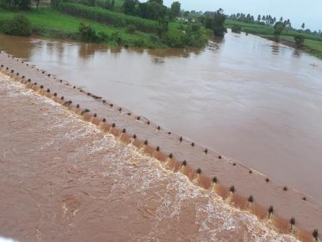 The water level of Krishna in Sangli rose by six feet in a day; Mhaisal, Rajapur dams under water | सांगलीत कृष्णेची पाणीपातळी दिवसात सहा फुटाने वाढली; म्हैसाळ, राजापूर बंधारे पाण्याखाली