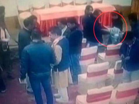 धक्कादायक... भाजपा नेत्यांकडून पत्रकारांना लाच देण्याचा प्रकार; व्हिडीओ व्हायरल धक्कादायक... भाजपा नेत्यांकडून पत्रकारांना लाच देण्याचा प्रकार; व्हिडीओ व्हायरल