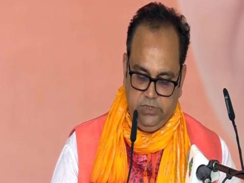 आईवर अंत्यसंस्कार केले अन् दुसऱ्याच दिवशी घेतली मंत्रिपदाची शपथ; कोण आहेत डॉ. पंकज सिंह आईवर अंत्यसंस्कार केले अन् दुसऱ्याच दिवशी घेतली मंत्रिपदाची शपथ; कोण आहेत डॉ. पंकज सिंह