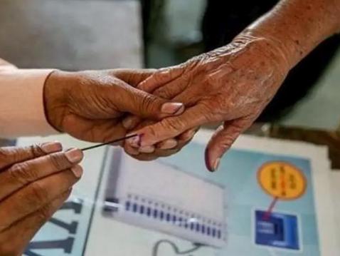 अंथरुणाला खिळून असलेले मतदानापासून राहणार वंचितच, गृहमतदानाची सोयच नाही : राज्य निवडणूक आयुक्त