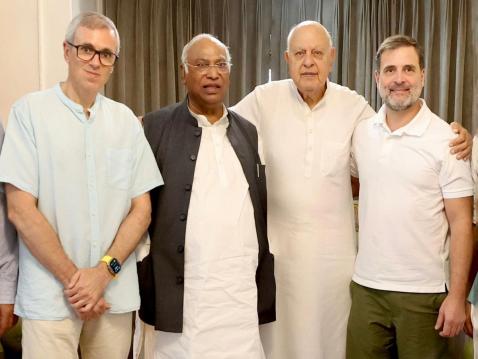 जम्मू-काश्मीरच्या 'या' सात जागांवर काँग्रेस आणि एनसीत मैत्रीपूर्ण लढत; जाणून घ्या निकाल... जम्मू-काश्मीरच्या 'या' सात जागांवर काँग्रेस आणि एनसीत मैत्रीपूर्ण लढत; जाणून घ्या निकाल...