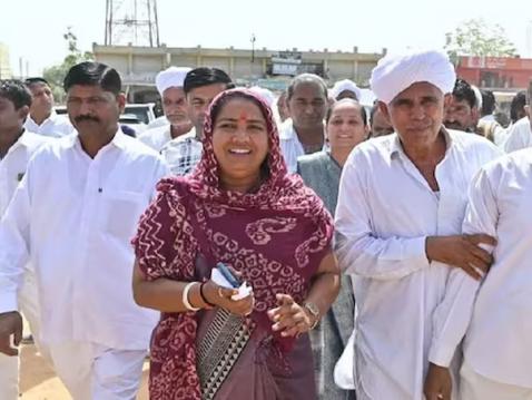 काँग्रेसच्या रणरागिणीने भाजपाची क्लीन स्विप हुकवली, १५ वर्षांनंतर गुजरातेत जागा जिंकवली  काँग्रेसच्या रणरागिणीने भाजपाची क्लीन स्विप हुकवली, १५ वर्षांनंतर गुजरातेत जागा जिंकवली