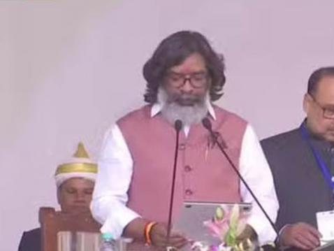 हेमंत सोरेन चौथ्यांदा बनले झारखंडचे मुख्यमंत्री, इंडिया आघाडीच्या नेत्यांच्या उपस्थितीत घेतली शपथ  हेमंत सोरेन चौथ्यांदा बनले झारखंडचे मुख्यमंत्री, इंडिया आघाडीच्या नेत्यांच्या उपस्थितीत घेतली शपथ