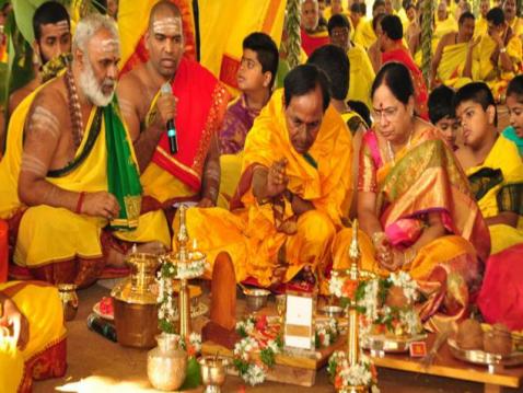 याेजना, यज्ञ, दक्षिणा ; केसीअार यांचा धार्मिक फाॅर्म्युला