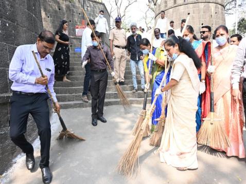 केडीएमसीच्या महापौर-उपमहापौरांनी हाती घेतला झाडू; डीप क्लिनिंग मोहिमेचा शुभारंभ