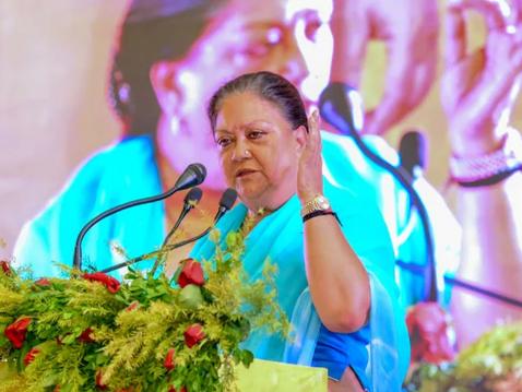 VIDEO : "ए मंत्रीजी जोर से ताली बजा दो...!"; व्यासपीठावर जेपी नड्डा यांच्यासमोर वेगळ्याच अंदाजात दिसल्या वसुंधरा राजे 