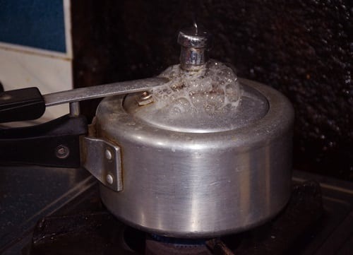 Pressure cooker 2025 leaking steam