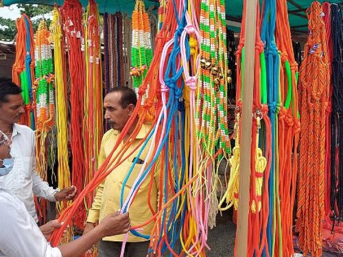 In the weekly bazaar, Raja-Sarja's attire, crowds of farmers for shopping for Bailpola | आठवडी बाजारात राजा- सर्जाचा साज, बैलपोळा खरेदीसाठी शेतकऱ्यांची गर्दी