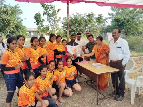 Vasantrao Naik Marathwada Agricultural University held Girls' Kabaddi Tournament | वसंतराव नाईक मराठवाडा कृषी विद्यापीठात रंगल्या मुलींच्या कबड्डी स्पर्धा