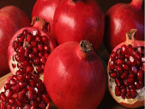 pomegranate farming success story of Beed district farmer | पन्नास गुंठ्यातल्या डाळिंबाला दहा वर्षात एक कोटीचा बहर 