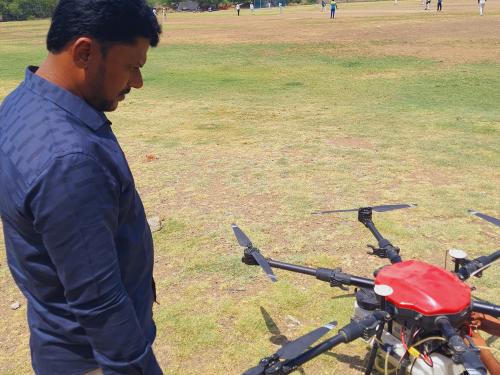 A young farmer in Marathwada is creating employment through the use of drones | मराठवाड्यातला तरुण शेतकरी ड्रोनच्या वापरातून करतोय रोजगारनिर्मिती