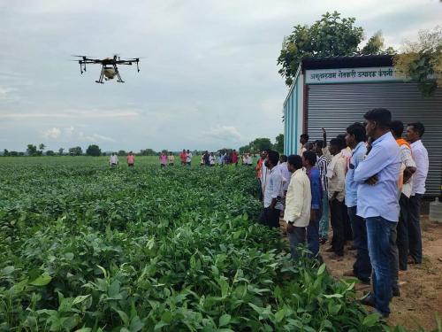 Agriculture drones are new, heavy on new technology | कृषि ड्रोनची बात न्यारी, नविन तंत्रज्ञान लई भारी