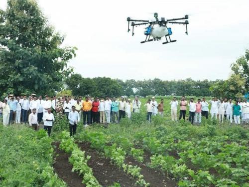 Demonstration of drone spraying at Banpimpla by Agricultural University | कृषी विद्यापीठातर्फे बनपिंपळा येथे ड्रोन फवारणीचे प्रात्‍यक्षिक