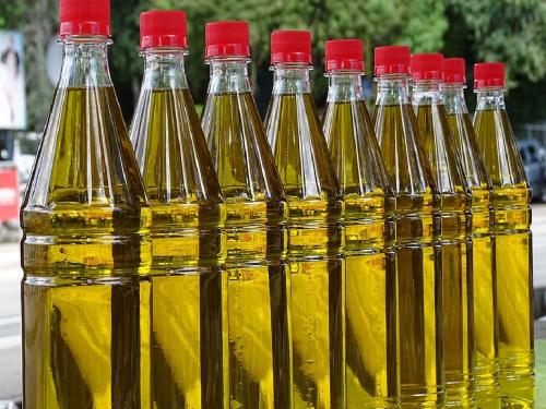 Decline in price of edible oil in international market | आंतरराष्ट्रीय बाजारामध्ये खाद्य तेलाच्या दरात झालेल्या घसरण