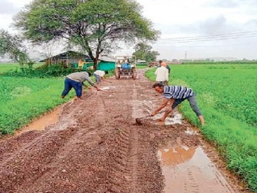 Two km from the farmers at their own expense. Road repair | शेतकऱ्यांकडून स्वखर्चातून दोन कि.मी. रस्त्याची दुरुस्ती