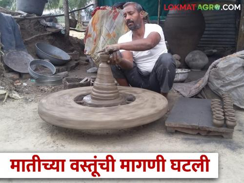 While shaping the soil on a rotating wheel; The size of life is wrong | फिरत्या चाकावरती मातीला आकार देतादेता; चुकला आयुष्याचा आकारच