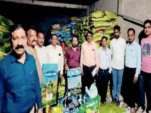 Fertilizer stock hidden in godown, goods worth 2.39 crore seized in raid | गोदामात दडवला खतांचा साठा धाडीमध्ये २.३९ कोटींचा माल जप्त