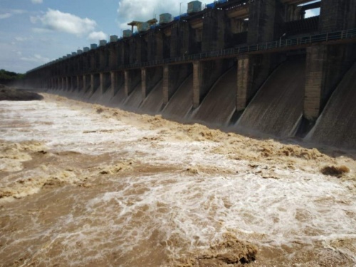 Vidarbha, Khandesh big dam over flow | विदर्भ, खानदेशात मोठी धरणे ओव्हर फ्लो