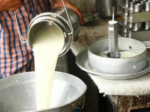 The milk business was running at a loss; Price and cost can not be reconciled! | दुध व्यवसाय चालला तोट्यात; दराचा अन् खर्चाचा ताळमेळ जमेना!