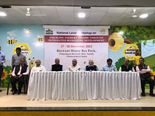 Latest News National Beekeeping Workshop concluded at Pimpalgaon near nashik | पिंपळगावला राष्ट्रीय मधमाशी पालन कार्यशाळा संपन्न