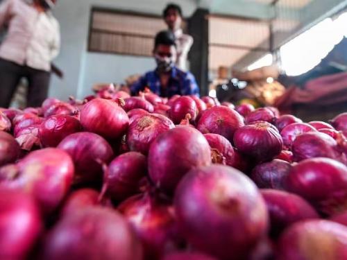 .. then the licenses of onion traders will be cancelled | .. तर कांदा व्यापाऱ्यांचे परवाने होणार रद्द