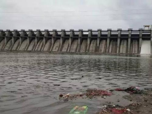 Water storage in Marathwada is lowest in the state | पाणीटंचाईचं सावट गडद, राज्यातील सर्वात कमी पाणीसाठा मराठवाडा विभागात