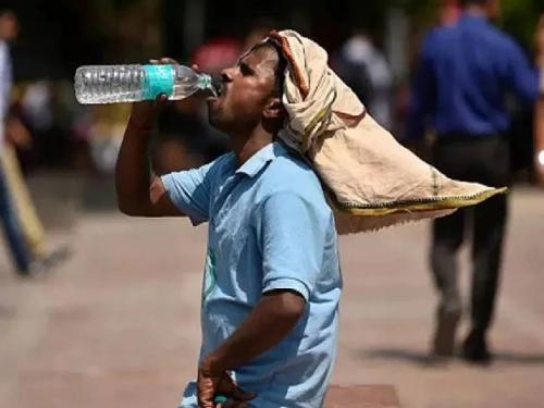 Aurad recorded high temperature of 44.5 degrees Celsius, streets were dry | औरादला ४४.५ उच्चांकी तापमानाची नोंद, रस्त्यावर शुकशुकाट